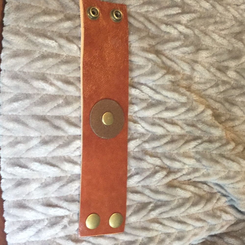 Handmade leather cuff - Picture 4 of 5